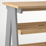 Dřevěná lavice s šedým kovovým rámem, robustní design, ukázka řemeslného zpracování.