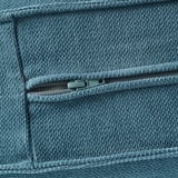 Detailní záběr měkké, texturované modré přikrývky s detailem zipu. Zdůrazňuje útulný, odolný materiál.