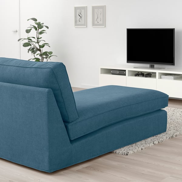 Modrá lenoška KIVIK. Moderní, minimalistický design. Velká velikost, dobře se hodí do prostorných obývacích pokojů. Doplněné TV a výzdoba.