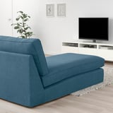 Modrá lenoška KIVIK. Moderní, minimalistický design. Velká velikost, dobře se hodí do prostorných obývacích pokojů. Doplněné TV a výzdoba.