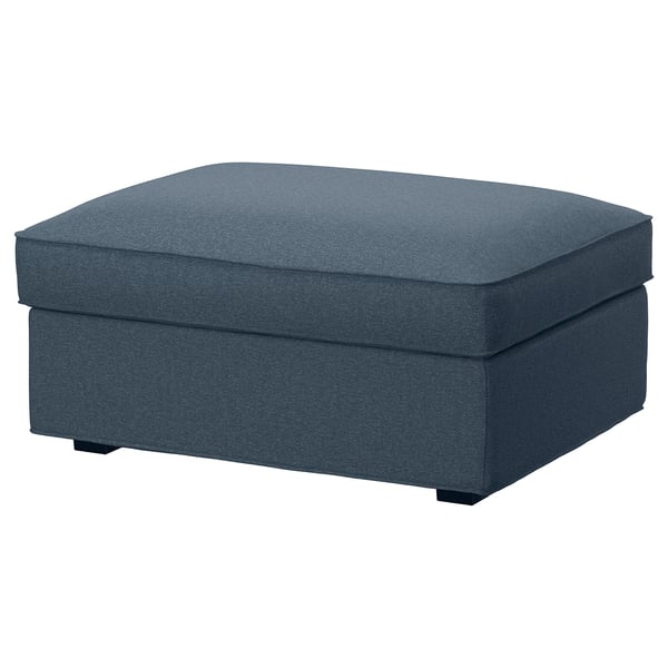 Modrá podnožka KIVIK s obdélníkovým tvarem a elegantním designem. Je čalouněný odolnou tkaninou, kterou lze prát v pračce.