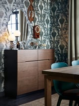 Příborník, KLACKENÄS, dub, obdélníkový, moderní design, zeleno-modrá tapeta, jídelní kout.