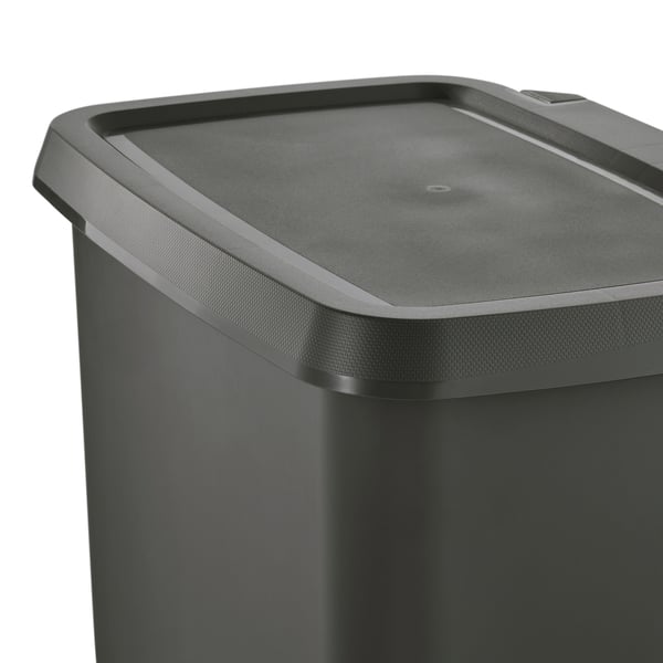 Tmavě šedý recyklovatelný plastový odpadkový koš s pedálem s elegantním, snadno čistitelným designem a odolnou konstrukcí.
