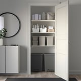 Šedé koše KNÖCKLA organizují skříň, ukládají kapesníky, lahve, úhledně pod zrcadlem.
