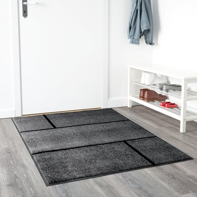 Šedá recyklovaná rohožka KÖGE, obdélník s klikatým designem, pasuje na dveře.