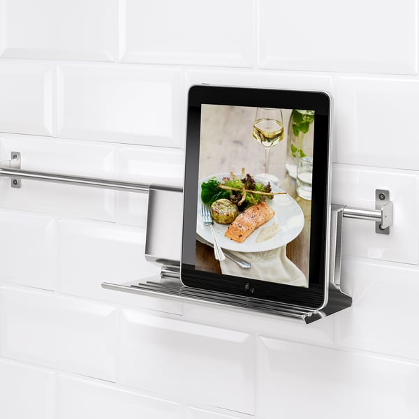 Stojan na tablet zobrazuje recept na obrazovce, namontovaný v blízkosti sporáku pro snadné prohlížení během vaření.
