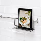 Stojan na tablet zobrazuje recept na obrazovce, namontovaný v blízkosti sporáku pro snadné prohlížení během vaření.