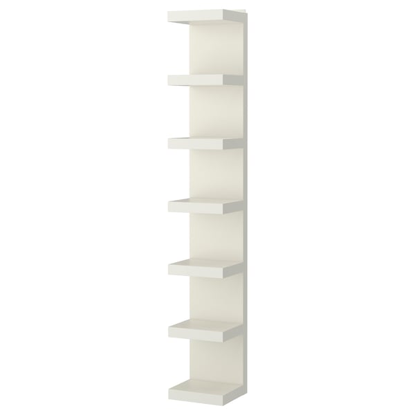 Prázdná bílá nástěnná police LACK s několika přihrádkami. Je namontován svisle a má tvar vysoké štíhlé jednotky. Design je minimalistický a moderní.