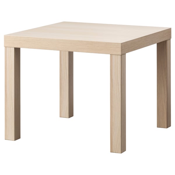 Odkládací stolek LACK. Jeho čtvercové, světlé dřevo, s rovnými nohami a jednoduchým designem.