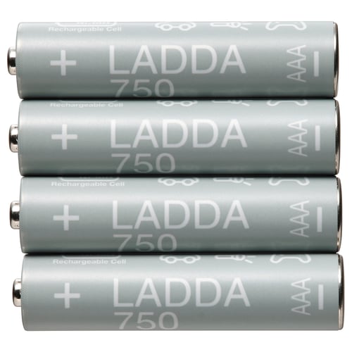 Čtyři šedé dobíjecí baterie LADDA 750 úhledně naskládané, válcovitý tvar, kovová horní část, bílý text.