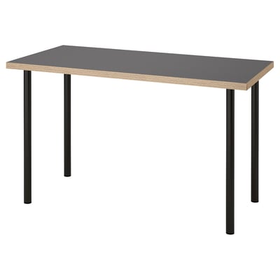 Psací stůl IKEA LAGKAPTEN s šedou horní deskou a černými kovovými nohami. Jeho obdélníkový, moderní a minimalistický design.