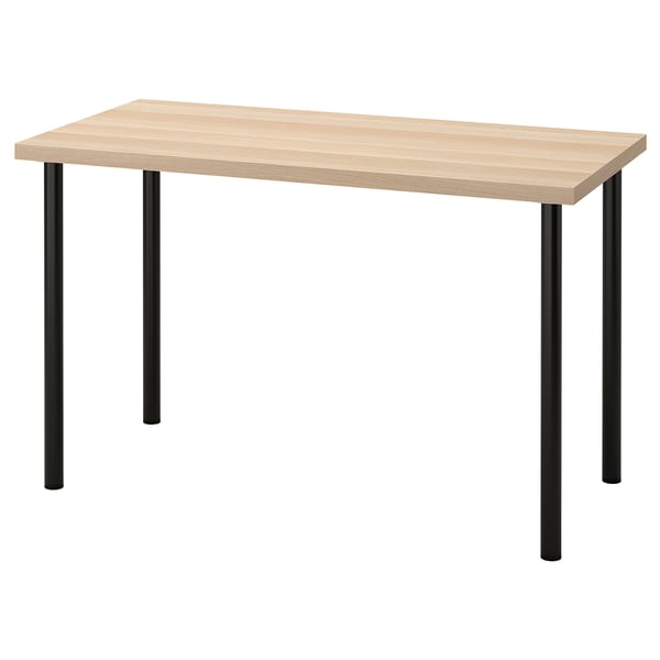 LAGKAPTEN: obdélníkový psací stůl ze světlého dřeva s černými kovovými nohami, minimalistický design.