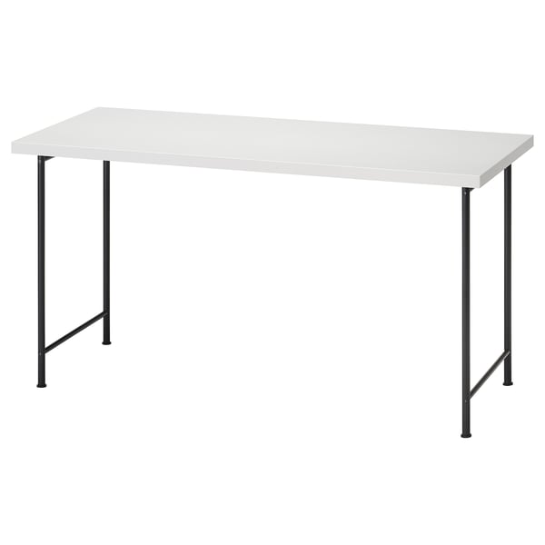 Moderní psací stůl s názvem LAGKAPTEN. Je bílá s černými kovovými nohami, obdélníková a má minimalistický design.