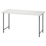 Moderní psací stůl s názvem LAGKAPTEN. Je bílá s černými kovovými nohami, obdélníková a má minimalistický design.
