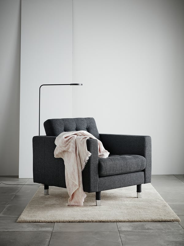 Útulné dřevěné uhlí s útulným přehozem na tvářenku; Moderní minimalistický design, podlaha z tmavého tvrdého dřeva, elegantní lampa.