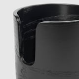 Černý držák na hrnky s robustní svorkou, hladkým povrchem a ergonomickým předním výřezem pro snadné uchopení.