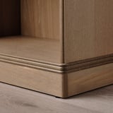 Detailní záběr na robustní, dobře zpracovaný roh dřevěné knihovny, který ukazuje její vysoce kvalitní řemeslné zpracování a hladkou strukturu.