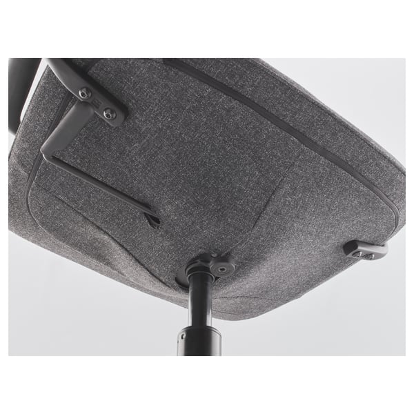 Detailní záběr na moderní, ergonomickou kancelářskou židli s elegantní látkou, nastavitelnými mechanismy a robustní konstrukcí pro pohodlí a odolnost.