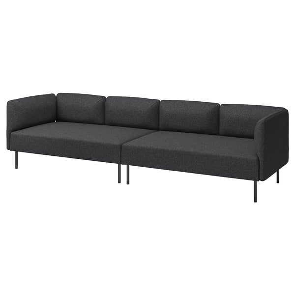 Moderní šedá pohovka ve tvaru písmene L s tmavými kovovými nohami, jednoduchý design.