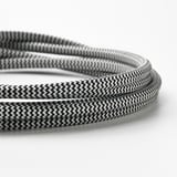 Černobílý opletený kabel s hustým pleteným vzorem.