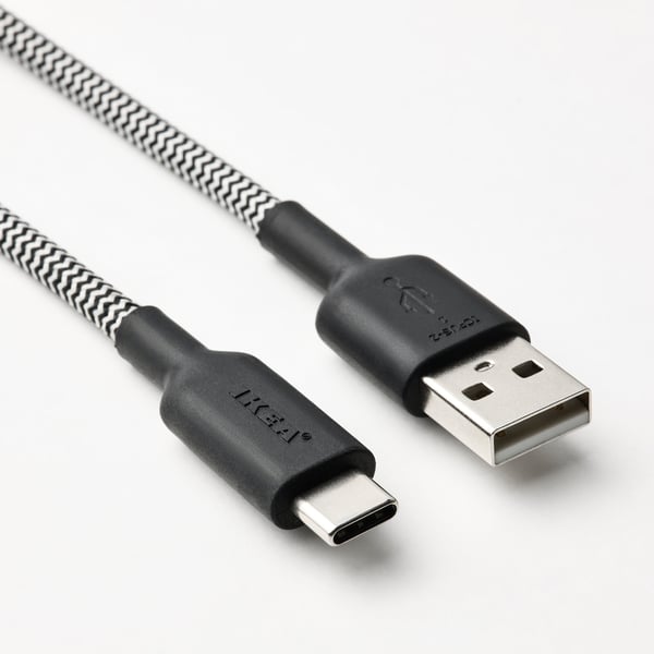 Černý usb kabel s opleteným vzorem, jeden konec usb-c, druhý konec usb-a, na konektorech značkové LILLHULT.