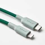 Zelený nabíjecí usb kabel se světle modrými konektory značky ikea. Výrazný, odolný design, ideální pro každodenní použití.