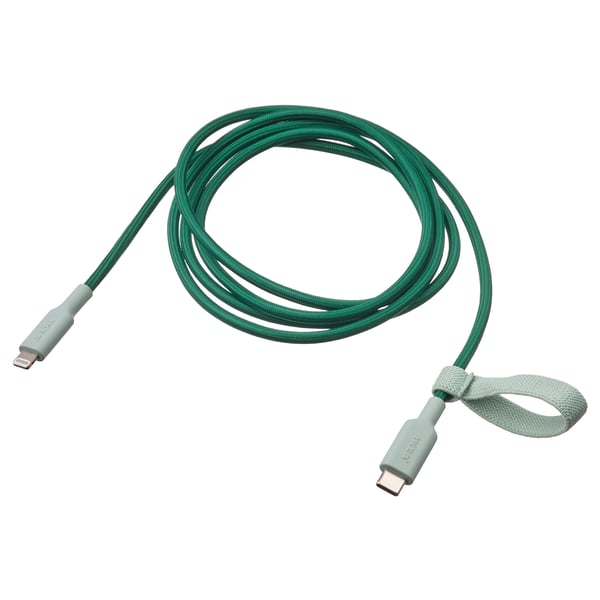 Zelený LILLHULT USB-C/Lightning kabel, opletený, stočený gumičkou.