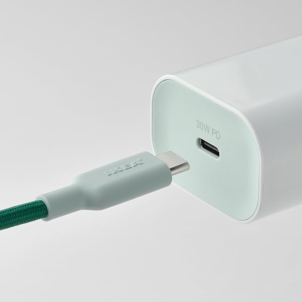 Zelený USB-C kabel připojený k bílé nabíječce, zobrazující 30w pd.
