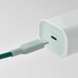 Zelený USB-C kabel připojený k bílé nabíječce, zobrazující 30w pd.