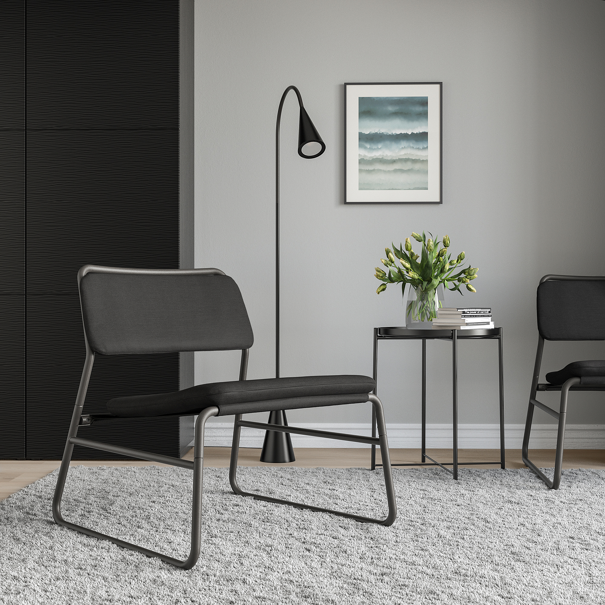 Minimalistický obývací prostor s černými židlemi LINNEBÄCK, moderním odkládacím stolkem, elegantní lampou a květinovou vázou. Umělecká díla na stěně. Útulný, moderní dekor.
