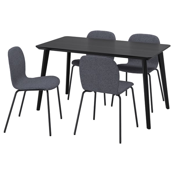 Černý obdélníkový jídelní stůl se čtyřmi šedými látkovými židlemi. Moderní, minimalistický design s kovovými nohami.