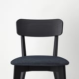 Židle z tmavého dřeva s elegantním designem, polstrovaným sedákem a opěradlem. Moderní minimalistický styl.