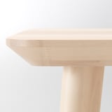 Detailní záběr na hladkou, světle zbarvenou dřevěnou desku stolu s jasnými, rovnoměrnými kresbami, která předvádí její přirozenou povrchovou úpravu a vysoce kvalitní řemeslné zpracování.