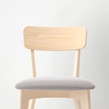 Moderní dřevěná židle se zakřivenými opěradly a polstrovaným sedákem. Minimalistický a stylový design, vyzařující kvalitu a pohodlí.