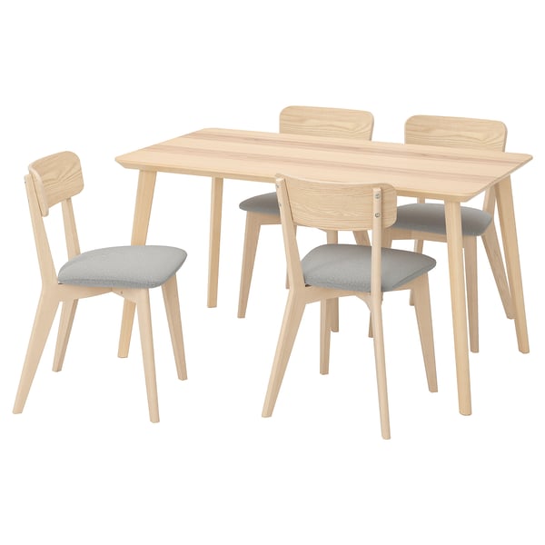 Dřevěný jídelní stůl LISABO, světle béžový, moderní design, včetně 4 židlí s šedými sedáky.
