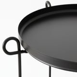 Moderní černý odkládací stolek se dvěma odnímatelnými přihrádkami, podepřenými robustními, minimalistickými kovovými nohami.