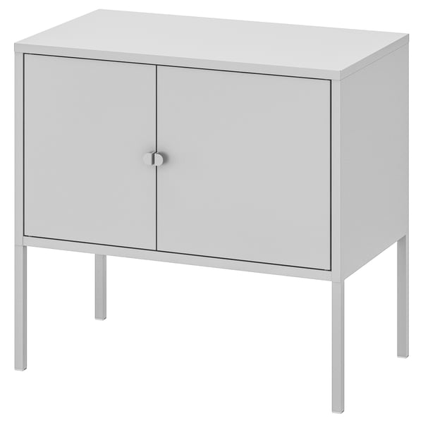Šedá skříň LIXHULT se dvěma dvířky, stojící na tenkých kovových nožičkách. Je obdélníkový, elegantní a moderní.
