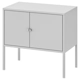 Šedá skříň LIXHULT se dvěma dvířky, stojící na tenkých kovových nožičkách. Je obdélníkový, elegantní a moderní.