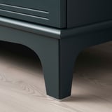 Tmavě zelený úložný díl s elegantními, zúženými nohami a hladkými hranami. Moderní design, robustní konstrukce a zásuvky s měkkým zavíráním.