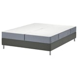 Postel LYNGÖR s bílou matrací na šedém roštu. Hranatý, moderní design s kovovými nohami.
