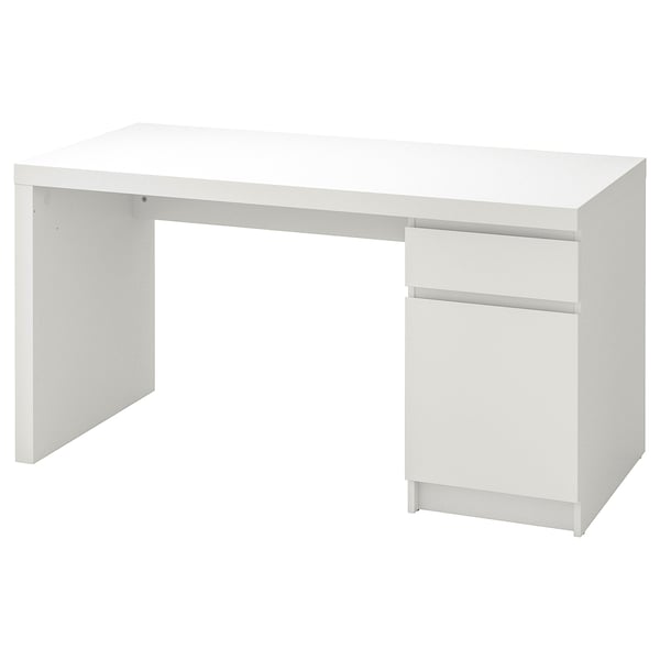Bílý psací stůl ikea MALM, minimalistický design, obdélníkový tvar, se zásuvkou na skladování.