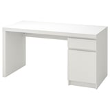 Bílý psací stůl ikea MALM, minimalistický design, obdélníkový tvar, se zásuvkou na skladování.