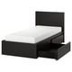 Černá moderní postel, MALM by IKEA, s vysokým čelem a jednou viditelnou velkou zásuvkou, elegantní design.
