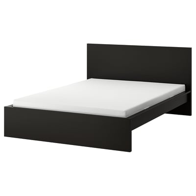Moderní černá postel s vysokým čelem a bílou matrací, elegantní design, dýha z masivního dřeva.