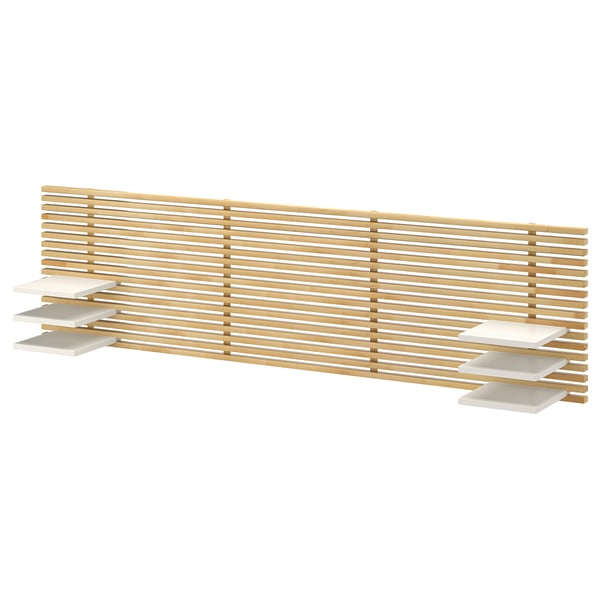 Dřevěné čelo postele MANDAL s minimalistickým designem s bílými policemi pro ukládání.
