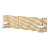 Dřevěné čelo postele MANDAL s minimalistickým designem s bílými policemi pro ukládání.