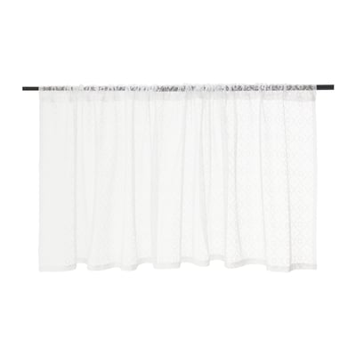 Bílé průsvitné závěsy s krajkovým detailem visí zatažené dozadu na černé tyči, propouštějí světlo a poskytují pocit soukromí.