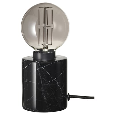 Stolní lampa s černou mramorovou základnou, sférická skleněná baňka, teplé LED světlo, elegantní design.