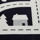 Abstraktní černobílý koberec zobrazující domy a stromy, představující vysoce kvalitní design a materiál.