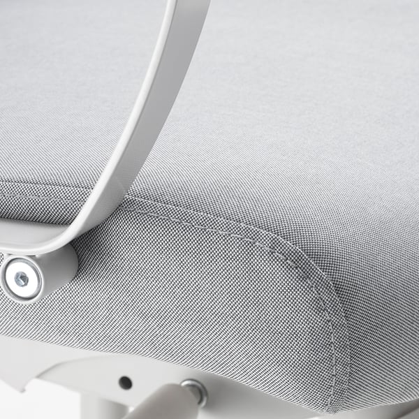 Jednoduše navržená moderní kancelářská židle. Ukazuje ergonomická záda ze síťoviny a nastavitelné područky v neutrálních tónech.